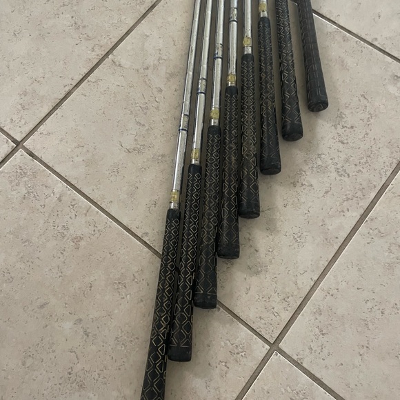 Ping EYE golf clubs in right handed 
8 complete irons plus 1 head only - Picture 10 of 10